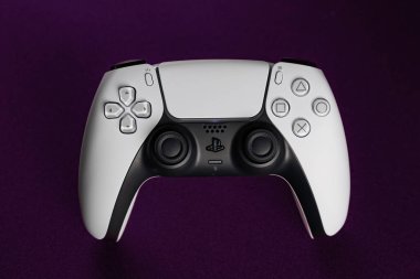 Lviv, Ukrayna - 6 Şubat 2026: PlayStation 5 için Beyaz ve Siyah Çift Hisli Kablosuz Denetleyici