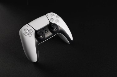 Lviv, Ukrayna - 6 Şubat 2026: PlayStation 5 için Beyaz ve Siyah Çift Hisli Kablosuz Denetleyici