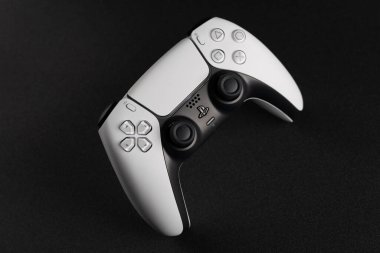 Lviv, Ukrayna - 6 Şubat 2026: PlayStation 5 için Beyaz ve Siyah Çift Hisli Kablosuz Denetleyici