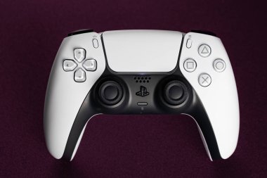Lviv, Ukrayna - 6 Şubat 2026: PlayStation 5 için Beyaz ve Siyah Çift Hisli Kablosuz Denetleyici