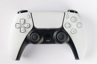Lviv, Ukrayna - 6 Şubat 2026: PlayStation 5 için Beyaz ve Siyah Çift Hisli Kablosuz Denetleyici