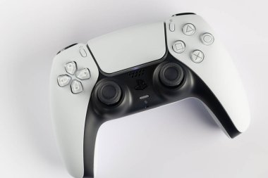 Lviv, Ukrayna - 6 Şubat 2026: PlayStation 5 için Beyaz ve Siyah Çift Hisli Kablosuz Denetleyici