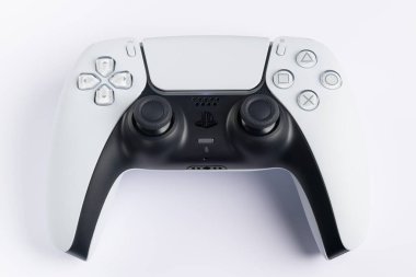 Lviv, Ukrayna - 6 Şubat 2026: Lviv, Ukrayna - 6 Şubat 2026: PlayStation 5 için Beyaz ve Siyah İkili Duyusal Kablosuz Denetleyici