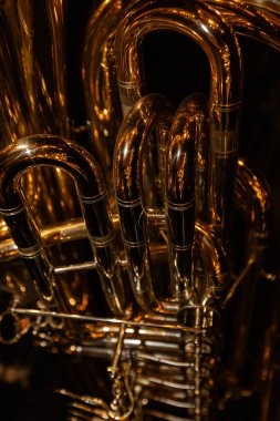Parlak Altın Pirinç Tuba Valfları ve Borularının Detaylı Yakın Çekimi