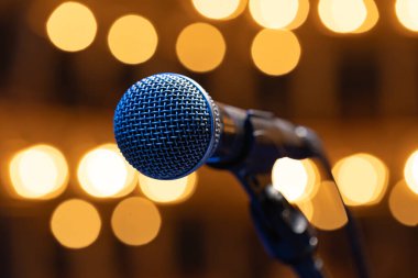 Ilık Altın Bokeh Arkaplanda Mavi Işıklı Profesyonel Ses Mikrofonu