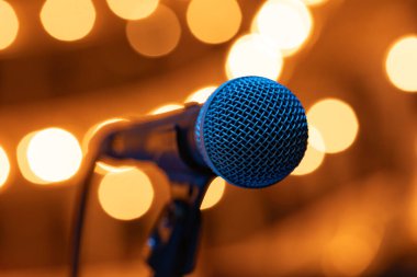 Ilık Altın Bokeh Arkaplanda Mavi Işıklı Profesyonel Ses Mikrofonu