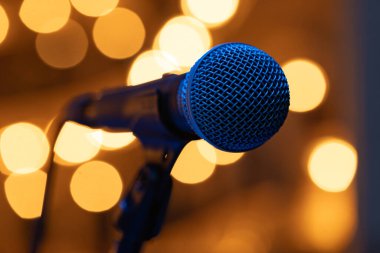Ilık Altın Bokeh Arkaplanda Mavi Işıklı Profesyonel Ses Mikrofonu