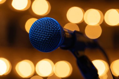 Ilık Altın Bokeh Arkaplanda Mavi Işıklı Profesyonel Ses Mikrofonu