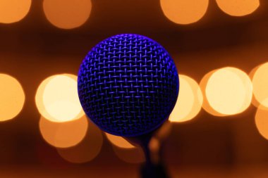 Ilık Altın Bokeh Arkaplanda Mavi Işıklı Profesyonel Ses Mikrofonu