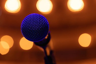 Ilık Altın Bokeh Arkaplanda Mavi Işıklı Profesyonel Ses Mikrofonu