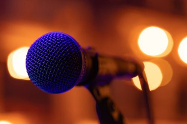 Ilık Altın Bokeh Arkaplanda Mavi Işıklı Profesyonel Ses Mikrofonu