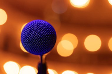 Ilık Altın Bokeh Arkaplanda Mavi Işıklı Profesyonel Ses Mikrofonu