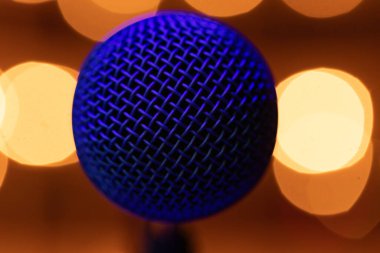 Ilık Altın Bokeh Arkaplanda Mavi Işıklı Profesyonel Ses Mikrofonu