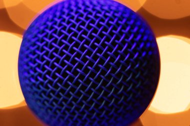 Ilık Altın Bokeh Arkaplanda Mavi Işıklı Profesyonel Ses Mikrofonu