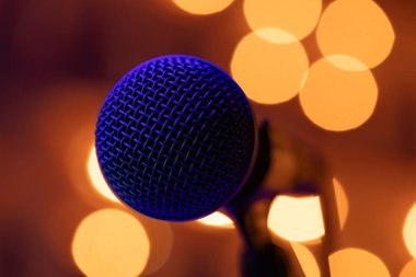 Ilık Altın Bokeh Arkaplanda Mavi Işıklı Profesyonel Ses Mikrofonu