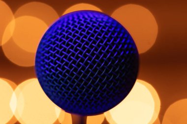 Ilık Altın Bokeh Arkaplanda Mavi Işıklı Profesyonel Ses Mikrofonu
