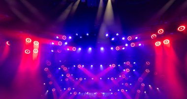 Canlı konser sırasında Kırmızı ve Mavi Işınlar Dinamik Sahne Işığı
