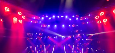 Canlı konser sırasında Kırmızı ve Mavi Işınlar Dinamik Sahne Işığı