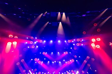 Canlı konser sırasında Kırmızı ve Mavi Işınlar Dinamik Sahne Işığı