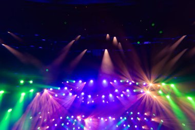 Canlı Konserde Parlayan Işınlarla Çok Renkli Sahne Işığı