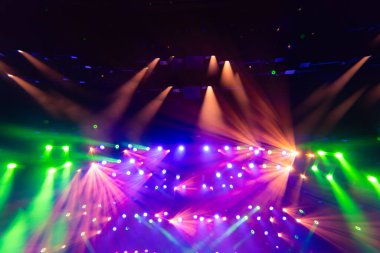 Canlı Konserde Parlayan Işınlarla Çok Renkli Sahne Işığı