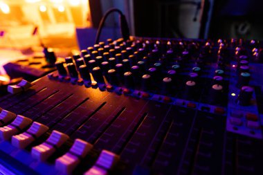 Dinamik Mavi ve Turuncu Sahne Işıklı Profesyonel Ses Karıştırıcı Konsolu