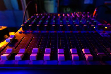 Dinamik Mavi ve Turuncu Sahne Işıklı Profesyonel Ses Karıştırıcı Konsolu