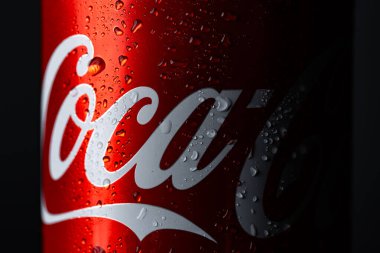 Lviv, Ukrayna - 17 Şubat 2026: Soğuk Coca-Cola Alüminyum Konserve Damlaları ile Macro Detail