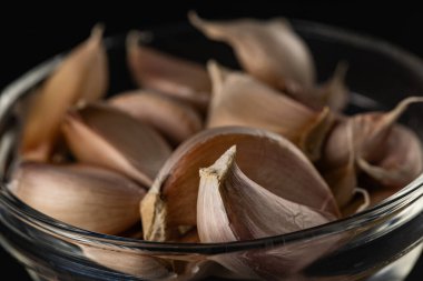 Taze sarımsak soğanları ve koyu desenli arkaplanda karanfiller