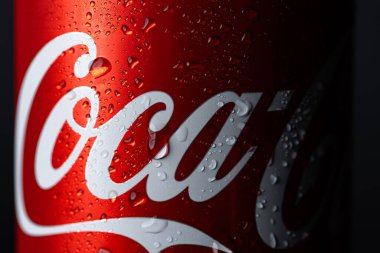Lviv, Ukrayna - 17 Şubat 2026: Soğuk Coca-Cola Alüminyum Konserve Damlaları ile Macro Detail