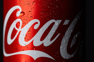 Lviv, Ukrayna - 17 Şubat 2026: Soğuk Coca-Cola Alüminyum Konserve Damlaları ile Macro Detail