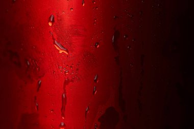Kırmızı Metalik Yüzeyde Su Yoğunlaştırma Damlacıklarının Makro Yakın Çekimi