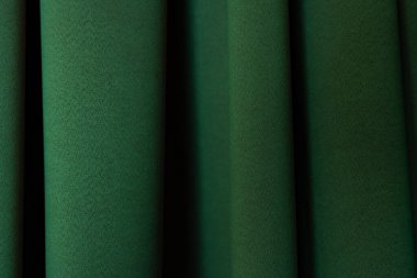 Koyu Yeşil Kumaşın Zarif Dikey Örtülü Makro Dokuması