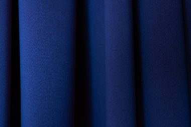 Yumuşak Dikey Katlı Koyu Mavi Kumaşın Makro Dokusu