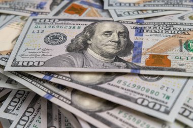 Zenginlik ve Maliyeyi Temsil Eden Yüz ABD Doları Faturasının Arkaplanı