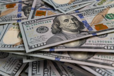 Zenginlik ve Maliyeyi Temsil Eden Yüz ABD Doları Faturasının Arkaplanı