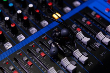 Lviv, Ukrayna - 23 Şubat 2026: Bir Stüdyo Ses Karıştırma Konsolunda Profesyonel Kulak İzleyiciler