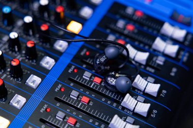 Lviv, Ukrayna - 23 Şubat 2026: Bir Stüdyo Ses Karıştırma Konsolunda Profesyonel Kulak İzleyiciler