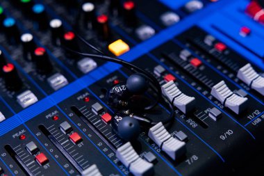 Lviv, Ukrayna - 23 Şubat 2026: Bir Stüdyo Ses Karıştırma Konsolunda Profesyonel Kulak İzleyiciler