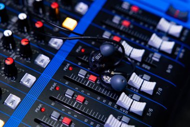 Lviv, Ukrayna - 23 Şubat 2026: Bir Stüdyo Ses Karıştırma Konsolunda Profesyonel Kulak İzleyiciler