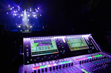 Lviv, Ukrayna - 23 Şubat 2026: Allen & Heath dLive Dijital Karıştırma Konsolu Sahne Işıkları ile Canlı Konserde
