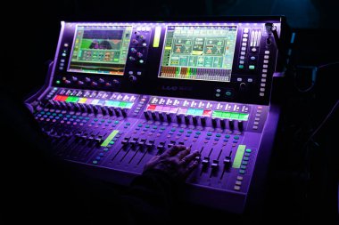 Lviv, Ukrayna - 23 Şubat 2026: Allen & Heath dLive Dijital Karıştırma Konsolu Sahne Işıkları ile Canlı Konserde