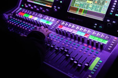 Lviv, Ukrayna - 23 Şubat 2026: Allen & Heath dLive Dijital Karıştırma Konsolu Sahne Işıkları ile Canlı Konserde