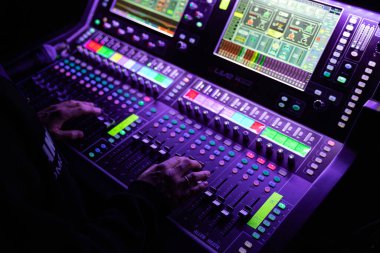 Lviv, Ukrayna - 23 Şubat 2026: Allen & Heath dLive Dijital Karıştırma Konsolu Sahne Işıkları ile Canlı Konserde