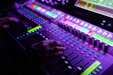 Lviv, Ukrayna - 23 Şubat 2026: Allen & Heath dLive Dijital Karıştırma Konsolu Sahne Işıkları ile Canlı Konserde