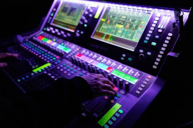 Lviv, Ukrayna - 23 Şubat 2026: Allen & Heath dLive Dijital Karıştırma Konsolu Sahne Işıkları ile Canlı Konserde
