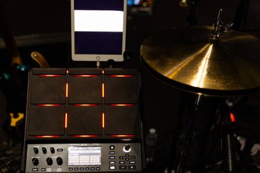 Lviv, Ukrayna - 23 Şubat 2026: Roland SPD-SX PRO Örnekleme Pad ve Davul Takımı