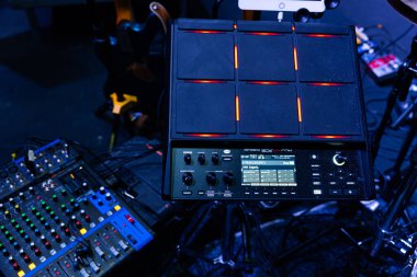 Lviv, Ukrayna - 23 Şubat 2026: Roland SPD-SX PRO Örnekleme Pad ve Davul Takımı