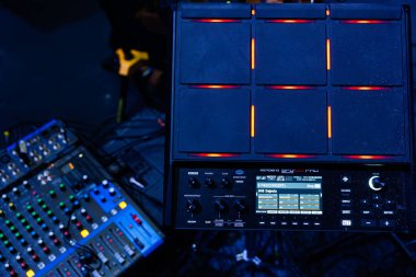 Lviv, Ukrayna - 23 Şubat 2026: Roland SPD-SX PRO Örnekleme Pad ve Davul Takımı