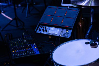 Lviv, Ukrayna - 23 Şubat 2026: Roland SPD-SX PRO Örnekleme Pad ve Davul Takımı